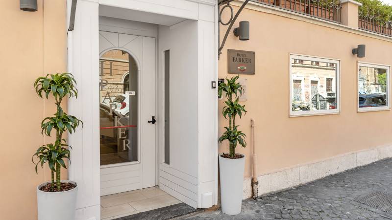 Hotel-Parker-Rome-Entrance-VL9-2982
